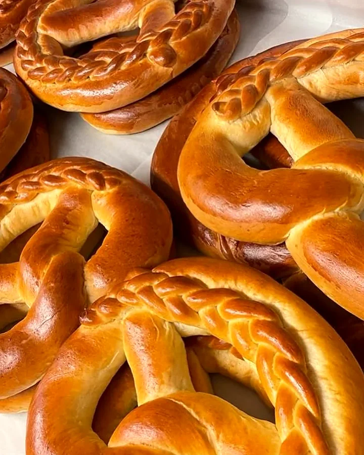 Goldbraun gebackenes Laugengebäck aus der Bäckerei Benz