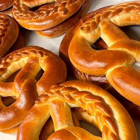 Goldbraunes Laugengebäck und Brezeln