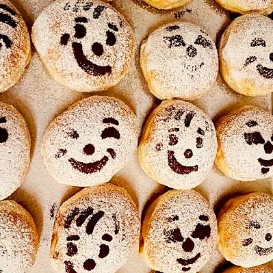 Berliner mit freundlichen Gesichtern aus Kakao