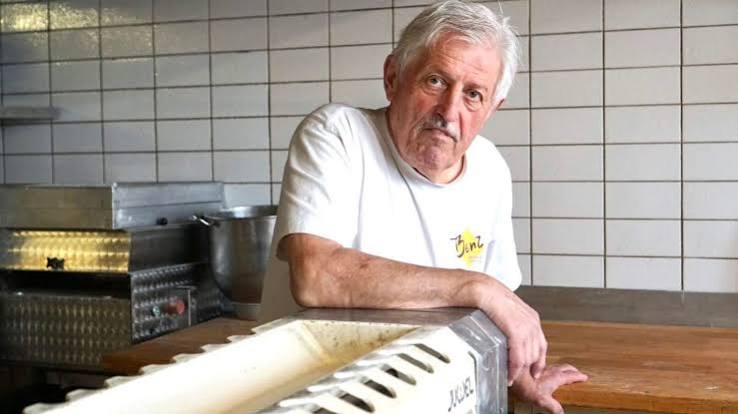 Walter Benz bei der Arbeit in der Backstube